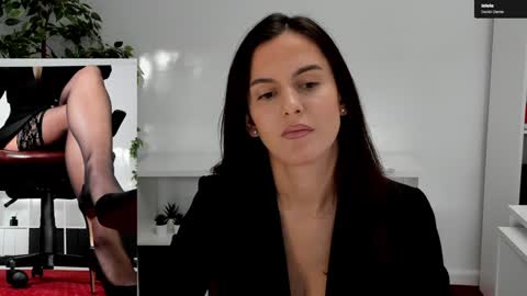 Elle  online show from 21, 10, 2025