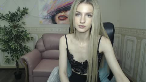 Snapshot of leila_morriss chatting on 14, 12, 2024 Leila Morriss online show from 14, 12, 2024