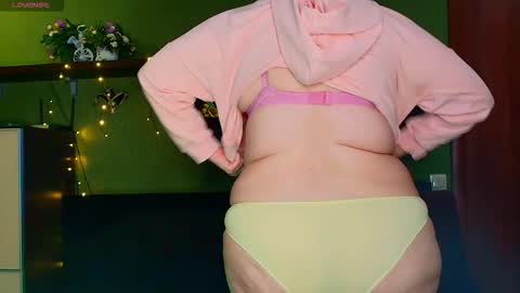 Snapshot of leona_tracie chatting on 2, 2, 2026 Leona tracie online show from 2, 2, 2026