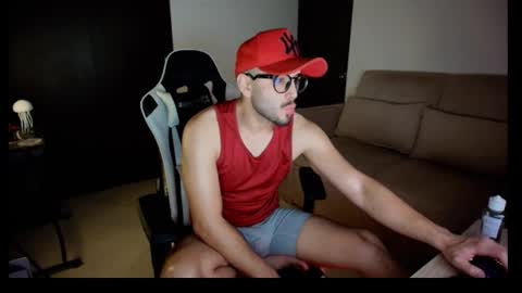 Snapshot of leonandresough chatting on 15, 10, 2025 leonandresough online show from 15, 10, 2025