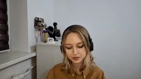 Snapshot of lezlielowe chatting on 11, 11, 2025 Mia online show from 11, 11, 2025