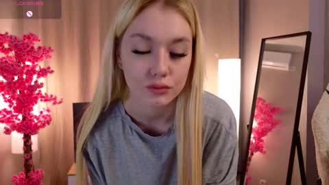 Snapshot of light_babe chatting on 11, 11, 2025 Sofia online show from 11, 11, 2025