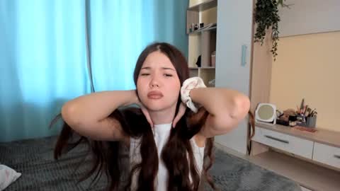 Snapshot of lil_amyy chatting on 25, 6, 2026 a little nervous to tell call me Vi online show from 25, 6, 2026