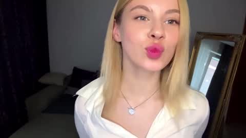 Snapshot of lil_elisa chatting on 10, 9, 2025 Elisa  online show from 10, 9, 2025