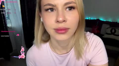 Snapshot of lil_elisa chatting on 8, 10, 2025 Elisa  online show from 8, 10, 2025