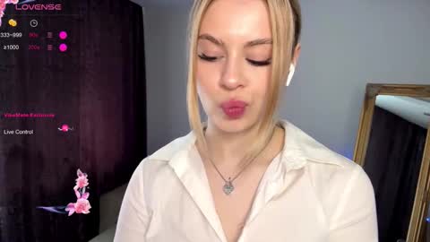 Snapshot of lil_elisa chatting on 9, 10, 2025 Elisa  online show from 9, 10, 2025