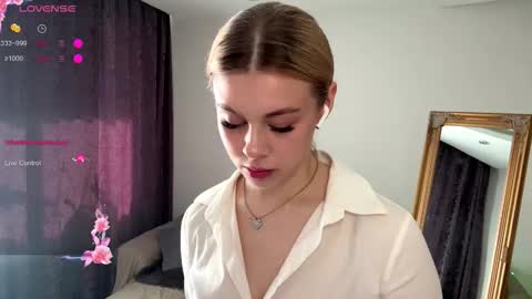 Snapshot of lil_elisa chatting on 10, 10, 2025 Elisa  online show from 10, 10, 2025