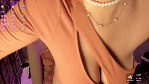 holis soy lily chang no olvides el pulgar arriba es muy importante para mi 3 independent model online show from 15, 9, 2025