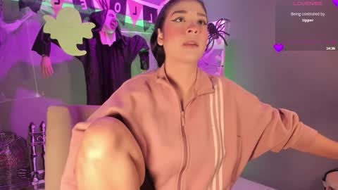 holis soy lily chang no olvides el pulgar arriba es muy importante para mi 3 independent model online show from 10, 10, 2025