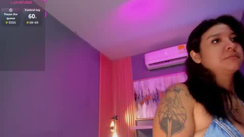 holis soy lily chang no olvides el pulgar arriba es muy importante para mi 3 independent model online show from 1, 6, 2026