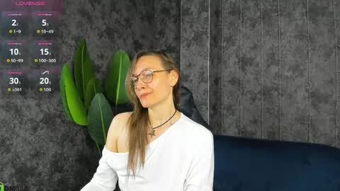 Snapshot of lillian_white1 chatting on 24, 5, 2026 lillian_white1 online show from 24, 5, 2026