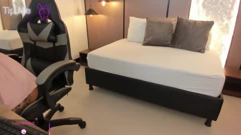 L I L L Y online show from 30, 9, 2025