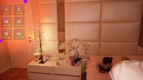 Lilly Colins online show from 10, 3, 2026