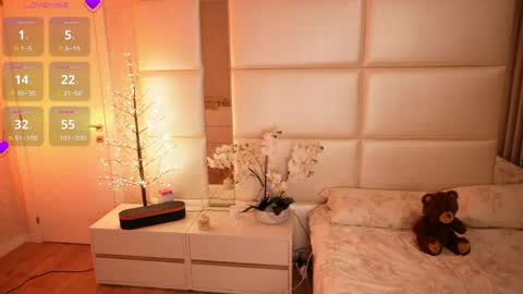 Lilly Colins online show from 12, 4, 2026