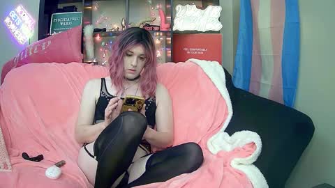 Snapshot of lillyvtrap chatting on 29, 10, 2025 lillyVonT online show from 29, 10, 2025