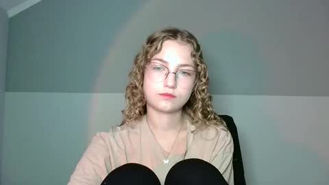 Snapshot of lily_tayberry chatting on 8, 9, 2025 small lily online show from 8, 9, 2025