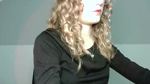 Snapshot of lily_tayberry chatting on 9, 9, 2025 small lily online show from 9, 9, 2025