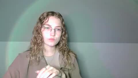 Snapshot of lily_tayberry chatting on 19, 9, 2025 small lily online show from 19, 9, 2025