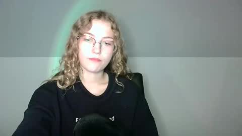 Snapshot of lily_tayberry chatting on 1, 10, 2025 small lily online show from 1, 10, 2025