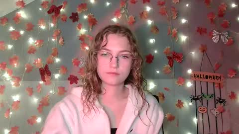 Snapshot of lily_tayberry chatting on 3, 10, 2025 small lily online show from 3, 10, 2025