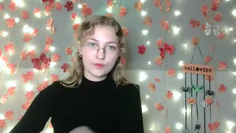 Snapshot of lily_tayberry chatting on 7, 10, 2025 small lily online show from 7, 10, 2025