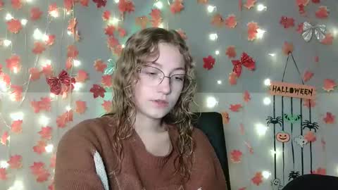 Snapshot of lily_tayberry chatting on 8, 10, 2025 small lily online show from 8, 10, 2025