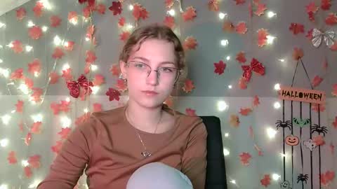 Snapshot of lily_tayberry chatting on 9, 10, 2025 small lily online show from 9, 10, 2025