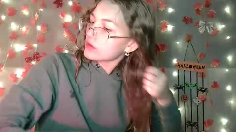 Snapshot of lily_tayberry chatting on 19, 10, 2025 small lily online show from 19, 10, 2025