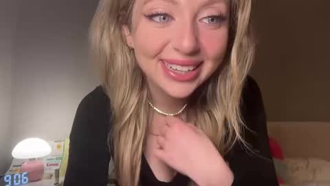 Snapshot of lilymae98 chatting on 5, 1, 2025 LilyMae online show from 5, 1, 2025