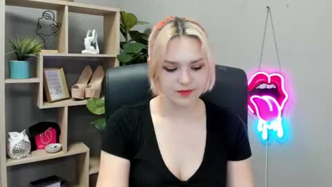 Snapshot of lilysweetxo chatting on 13, 7, 2026 Lily online show from 13, 7, 2026
