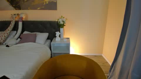 Lina blueeyed    GMT3 1100-1700 Mon Wed Thu Sat Sun online show from 27, 9, 2025