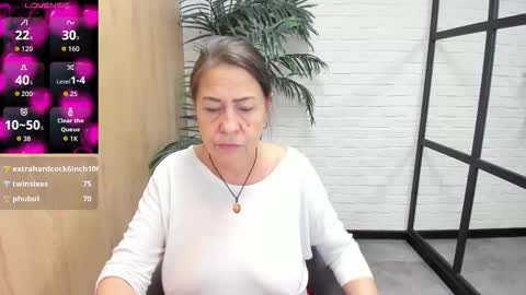 Snapshot of lindahottie chatting on 28, 11, 2025 Linda online show from 28, 11, 2025