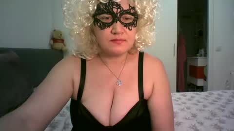 Snapshot of lindaxsmile chatting on 24, 2, 2025 LindaXSmile online show from 24, 2, 2025