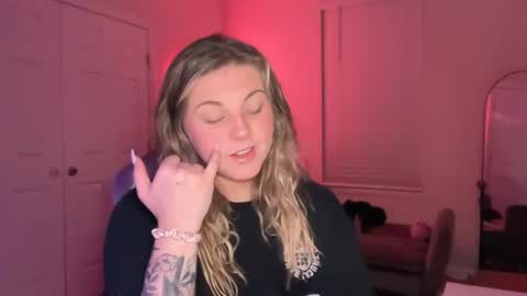 Snapshot of lindseyluxe chatting on 9, 7, 2026 Lindseyluxe online show from 9, 7, 2026