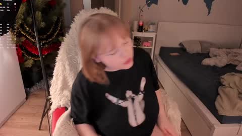 -Lisa- Help me to reach 100 thumbs up3 online show from 5, 1, 2025