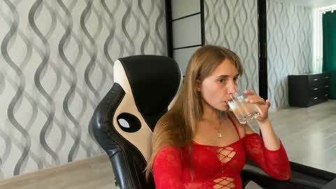 Snapshot of litle_girl05 chatting on 3, 7, 2026 LUNA online show from 3, 7, 2026