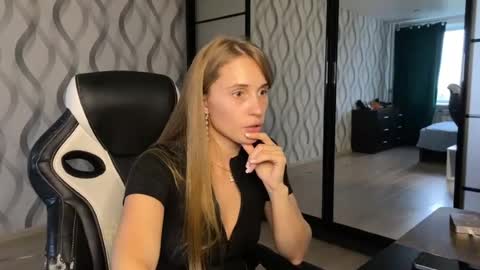 Snapshot of litle_girl05 chatting on 10, 7, 2026 LUNA online show from 10, 7, 2026