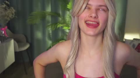 Snapshot of lizbethcoll chatting on 12, 1, 2025 Sunnheart online show from 12, 1, 2025