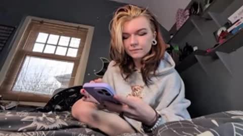 Snapshot of lizzyylovesick chatting on 4, 12, 2024 lizzybunny online show from 4, 12, 2024