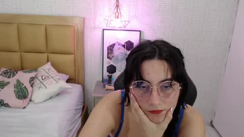 Snapshot of lolamaxi chatting on 5, 2, 2025 LOLA online show from 5, 2, 2025