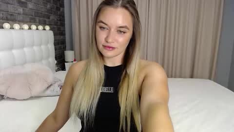 Snapshot of lollidoli__ chatting on 3, 10, 2025 Victoria online show from 3, 10, 2025