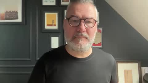 Snapshot of londongent2023 chatting on 4, 3, 2026 EnglishBear online show from 4, 3, 2026