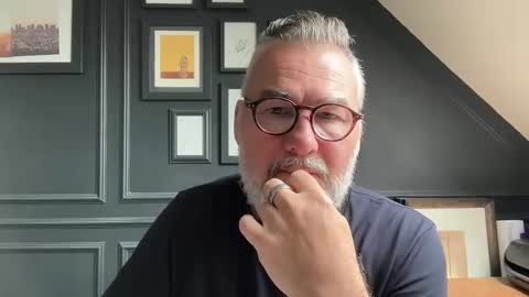 Snapshot of londongent2023 chatting on 5, 6, 2026 EnglishBear online show from 5, 6, 2026