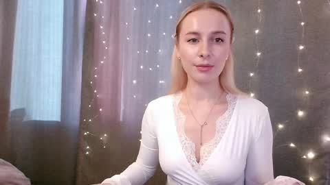 Snapshot of loravine chatting on 4, 4, 2026 loravine online show from 4, 4, 2026