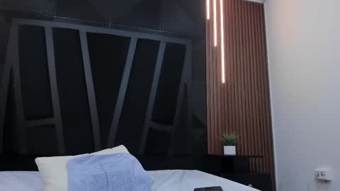  L O R E N Z O  Thumbs Up help  online show from 10, 3, 2025