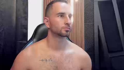  L O R E N Z O  Thumbs Up help  online show from 17, 9, 2025