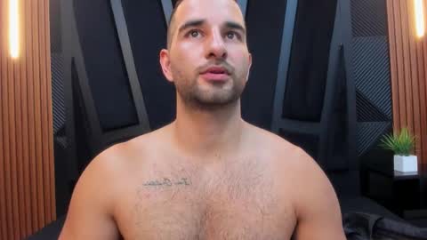  L O R E N Z O  Thumbs Up help  online show from 26, 11, 2025