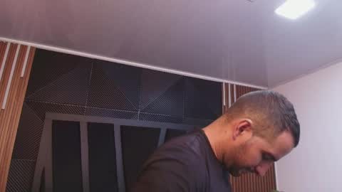  L O R E N Z O  Thumbs Up help  online show from 4, 4, 2026