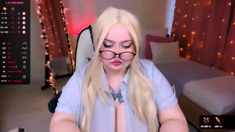 Snapshot of love_insidee chatting on 2, 3, 2025 Sailor online show from 2, 3, 2025