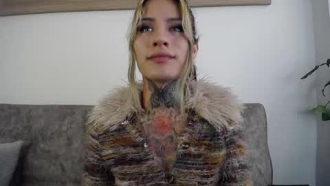Snapshot of luciiana_lol chatting on 12, 5, 2026 luciiana online show from 12, 5, 2026